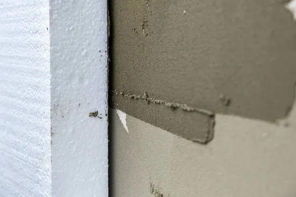 熱保護のための家のファサードの壁に発泡スチロール断熱シートのインストール — ストック写真