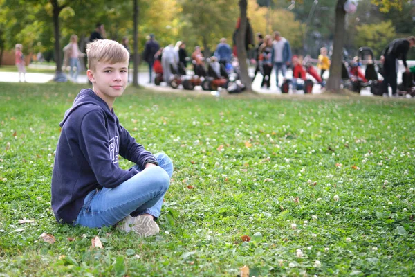 Ritratto Bambino All Aperto Appoggiato Sul Prato Erboso — Foto Stock