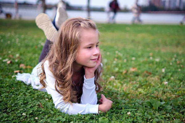Porträtt Söt Barn Flicka Utomhus Liggande Gräsmattan — Stockfoto