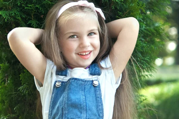 Retrato Niña Bonita Pie Parque Verano Mirando Cámara Sonriendo Felizmente —  Fotos de Stock