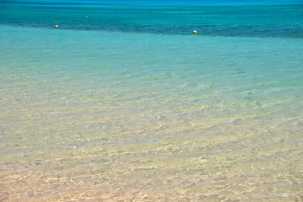 黄色の砂浜に小さなリップル波がクラッシュして青い海の水の表面と海の風景 旅行と休暇のコンセプト — ストック写真