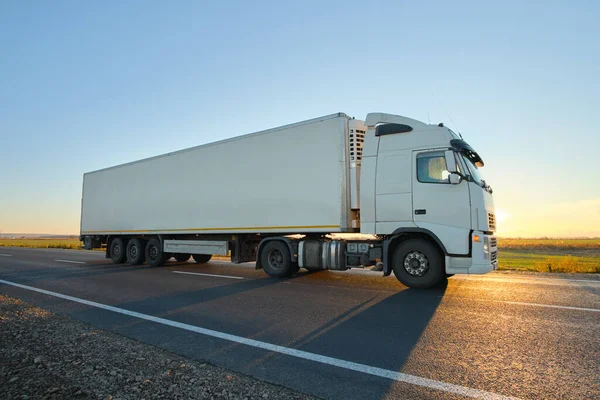 Semirremolque Con Remolque Carga Que Conduce Mercancías Transporte Por Carretera — Foto de Stock