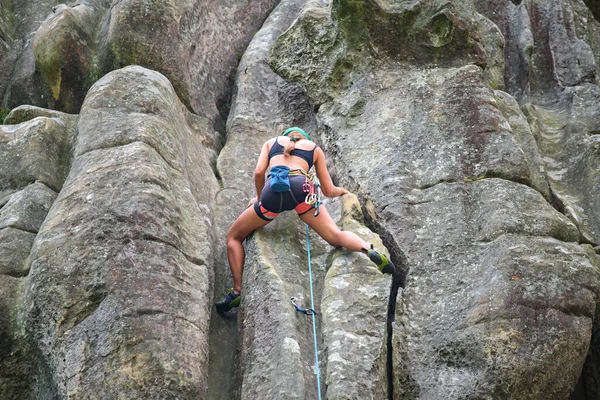 強い女性登山岩の山の急な壁を登る 難しいルートを克服するスポーツ女性 極端なスポーツ趣味の概念に従事 — ストック写真