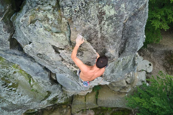 Forte Arrampicatore Maschile Arrampicata Ripida Parete Montagna Rocciosa Sportivo Superamento — Foto Stock