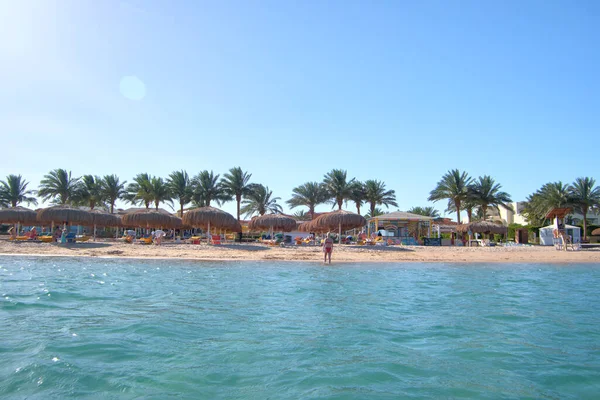 Τουρίστες Διασκεδάζουν Χαλαρώνοντας Στην Παραλία Του Καλοκαιριού Κοντά Ζεστό Νερό — Φωτογραφία Αρχείου
