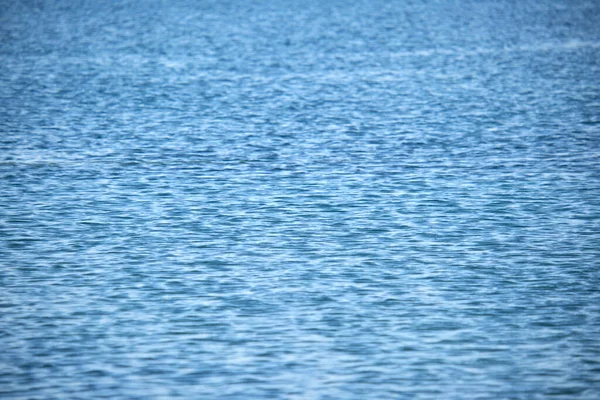 Zbliżenie Powierzchni Morskiej Błękitnej Wody Morskiej Niewielkimi Falami Falowymi — Zdjęcie stockowe