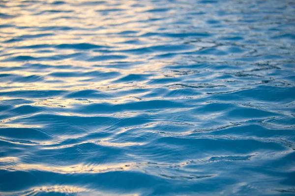 Closeup Θαλασσογραφία Επιφάνεια Των Γαλάζιων Νερών Μικρά Κύματα Κυματισμός — Φωτογραφία Αρχείου