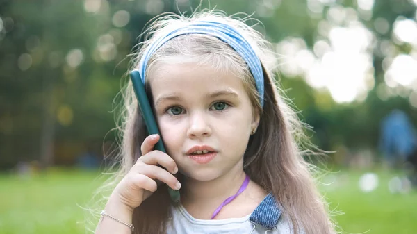 Gadis Bahagia Berbicara Telepon Genggam Taman Musim Panas — Stok Foto