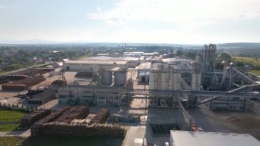 Fabrikadaki kereste yığınlarıyla ahşap işleme fabrikasının hava manzarası.