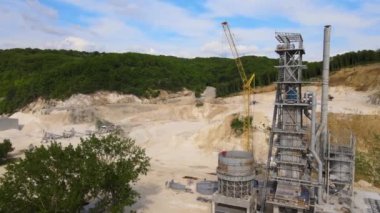 Çimento fabrikası inşaat kumdan taş malzemeler, kazıcılar ve çöp kamyonları.