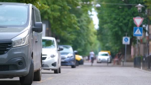 道路脇に車が停まっている街の交通 — ストック動画