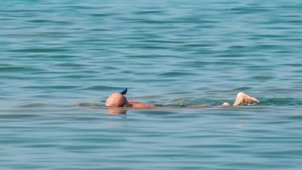 Uomo irriconoscibile nuotare con maschera respiratoria snorkeling sotto la superficie dell'acqua di mare — Video Stock