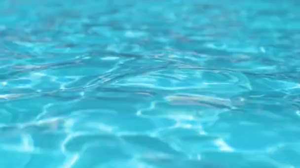 Permukaan tertutup air biru jernih dengan gelombang riak kecil di kolam renang — Stok Video