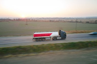Anayolda yük taşıyan hızlı yakıt kamyonu görüntüsü bulanıklaşıyor. Teslimat ulaşım ve lojistik kavramı