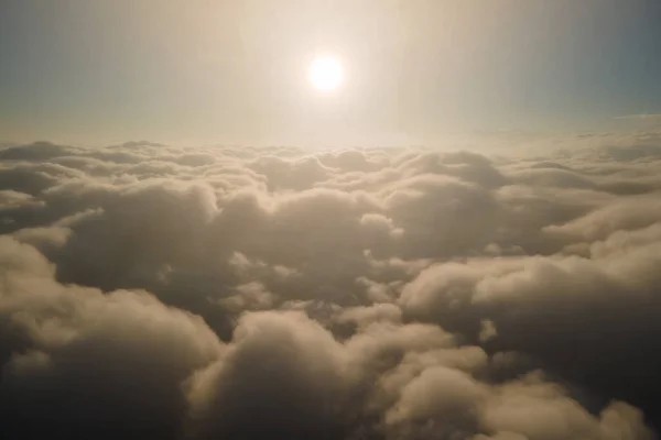 Vista aérea desde la ventana del avión a gran altitud de densas nubes de cúmulos hinchados que se forman antes de la tormenta de lluvia en la noche —  Fotos de Stock