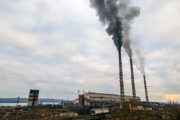 Vista aérea de las altas tuberías de las centrales eléctricas de carbón con humo negro subiendo por la atmósfera contaminante —  Fotos de Stock