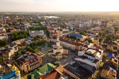 Eski Avrupa mimarisine sahip İvano-Frankivsk şehrinin tarihi manzarası