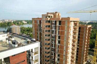 İnşaat halindeki uzun apartmanların havadan görünüşü. Gayrimenkul geliştirme