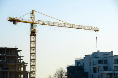 Kule vinçlerinin ve inşaat halindeki apartmanların havadan görüntüsü. Gayrimenkul geliştirme