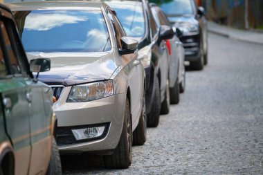 Sokak kenarında park halindeki arabalarla şehir trafiği