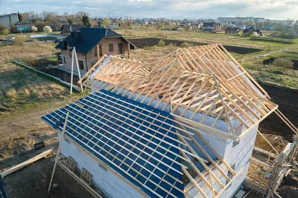 Vista aérea del marco inacabado de la casa privada con paredes de hormigón ligero aireado y marco de techo de madera en construcción — Foto de Stock