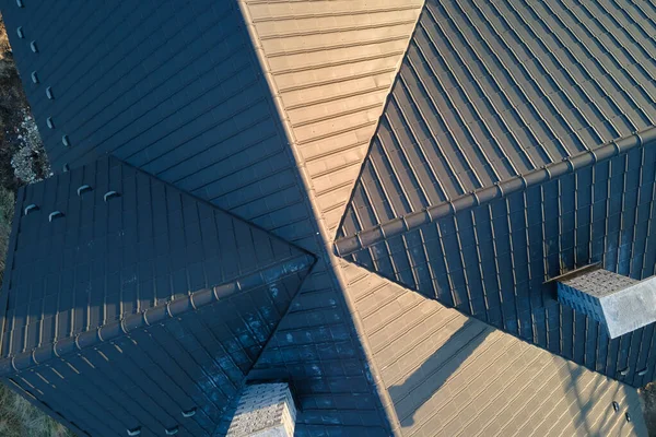 Vista aérea de casa inacabada con paredes de hormigón ligero aireado y marco de techo de madera cubierto con azulejos metálicos en construcción —  Fotos de Stock
