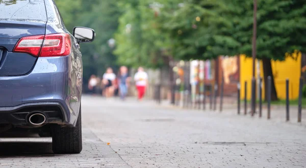 Закрытие машины, припаркованной на обочине городской улицы — стоковое фото
