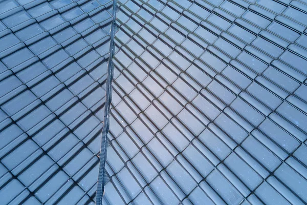 Κοντινό πλάνο του σπιτιού στέγη κορυφή καλύπτονται με γυαλιστερά κεραμικά έρπητα ζωστήρα — Φωτογραφία Αρχείου