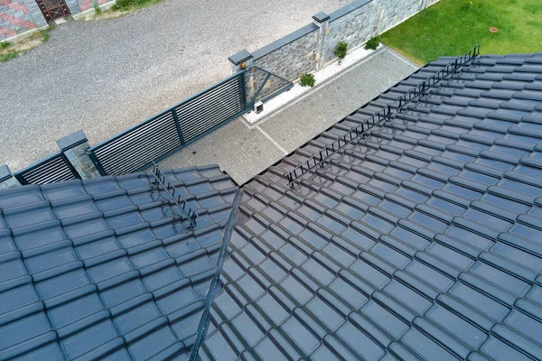 Närbild av huset tak topp täckt med glänsande keramiska bältros — Stockfoto