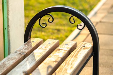 Ahşap park tezgahına yakın, metal elle kavrayışı açık havada.