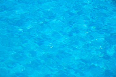 Mavi berrak suyun yakın yüzey yüzme havuzunda dalgalanan dalgalar