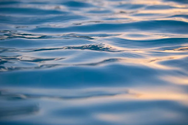 Closeup θαλασσογραφία επιφάνεια των γαλάζιων νερών με μικρά κύματα κυματισμός — Φωτογραφία Αρχείου