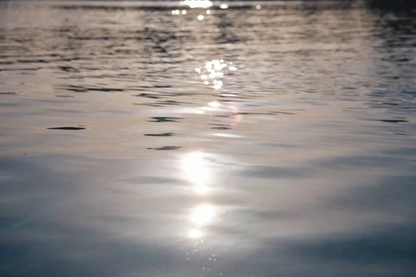 Nahaufnahme Oberfläche von blauem klarem Wasser mit kleinen Wellen im Schwimmbad — Stockfoto