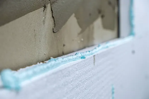 Installation of styrofoam insulation sheets on house facade wall for thermal protection — Stock Photo, Image