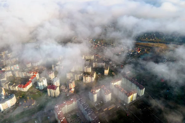 Vista aérea superior de nubes blancas esponjosas sobre la ciudad moderna con edificios de gran altura — Foto de Stock