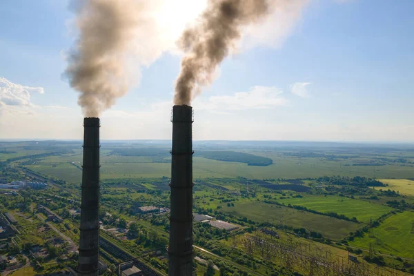 Vue aérienne de la centrale au charbon hauts tuyaux avec cheminée noire atmosphère polluante. Production d'électricité avec concept de combustibles fossiles — Photo