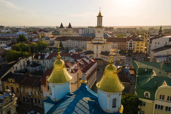 Luchtfoto van het historische centrum van Ivano-Frankivsk stad met oude Europese architectuur — Stockfoto
