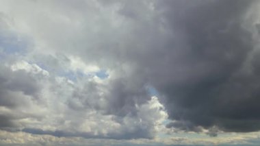 Yağmur fırtınasından önce oluşan kara kümülüs bulutlarının yüksek irtifasında hava manzarası