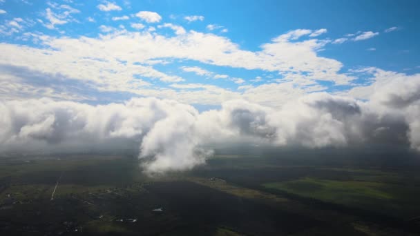 하늘 높이 떠 있는 비행기 창문에서 흰 솜털 뭉치 구름으로 덮여 있는 지구 의고 도에서 바라본 공중 광경 — 비디오
