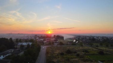 Kuru otlardan çıkan zirai atıkların ve kuru havayla yanan saman sakallarının havadan görünüşü tarım arazilerindeki kurak mevsimde küresel ısınma ve kanserojen gazlara neden oluyor.