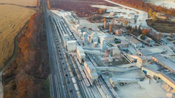 Flygfoto av godståg lastat med krossade sandstensmaterial vid gruvan fabriken. Järnvägstransport av dagbrottsmalm — Stockvideo