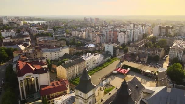 Vista aérea do centro histórico da cidade de Ivano-Frankivsk com antiga arquitetura europeia — Vídeo de Stock