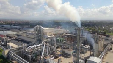 Petrol ve gaz rafinerisi yüksek rafineri fabrikası üretim yapısına sahip petrokimya fabrikasının havadan görünüşü. Küresel üretim ve üretim kavramı