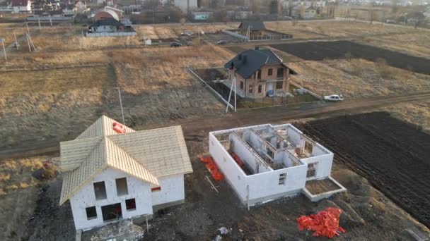 Vista aérea de quadro inacabado de casa particular com paredes de concreto leve aerado e estrutura de telhado de madeira em construção — Vídeo de Stock