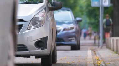 Sokak kenarında park halindeki arabalarla şehir trafiği