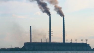Kara dumanlı kömür santrali yüksek borular atmosferi kirletiyor. Fosil yakıt kavramına sahip elektrik enerjisi üretimi