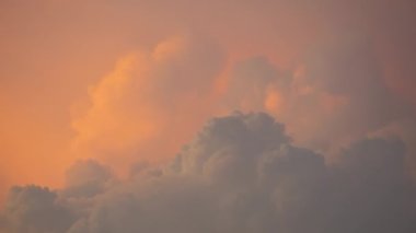 Renkli akşam manzarası yumuşak pastel renkli bulutlu suluboya günbatımı gökyüzü. Soyut doğa arkaplanı