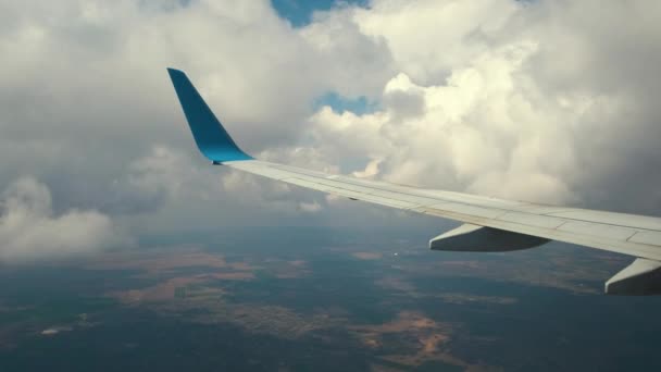 Vue de l'aile d'un avion à réaction tremblant de turbulence aérienne alors qu'il vole dans des nuages orageux sombres. Concept de voyage et de transport aérien — Video