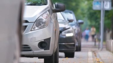 Trafik kurallarına aykırı park edilmiş bir arabayı yaya sokağı tarafında kapatın.