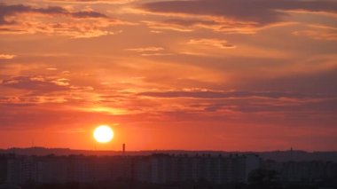 Yumuşak pastel renkli bulutlu, suluboya günbatımı gökyüzü ile uzak, karanlık şehir manzaralı, renkli akşam manzarası. Soyut doğa arkaplanı